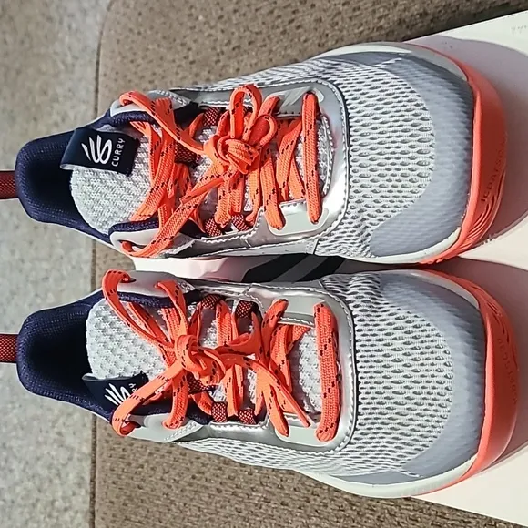 UNDER ARMOUR UNISEX FLORESCENT GRAY ATHLETIC SHOES SIZE 6Y