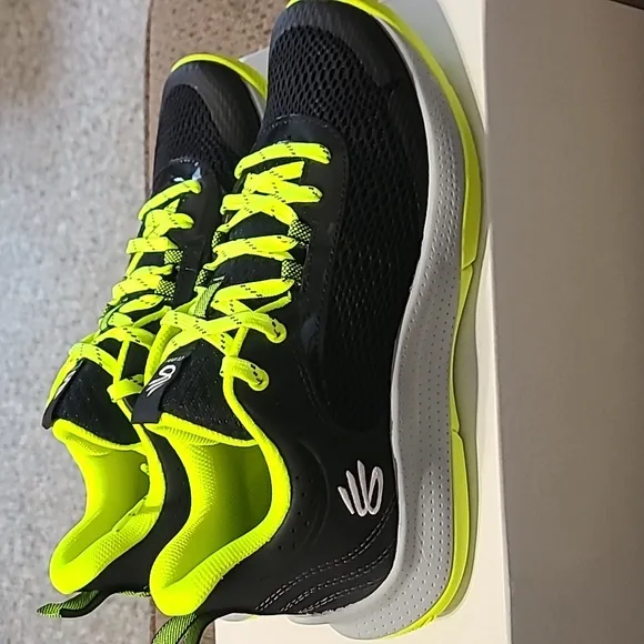 UNDER ARMOUR UNISEX FLORESCENT GREEN AND BLACK ATHLETIC SHOES SIZE 7Y