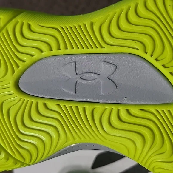 UNDER ARMOUR UNISEX FLORESCENT GREEN AND BLACK ATHLETIC SHOES SIZE 7Y