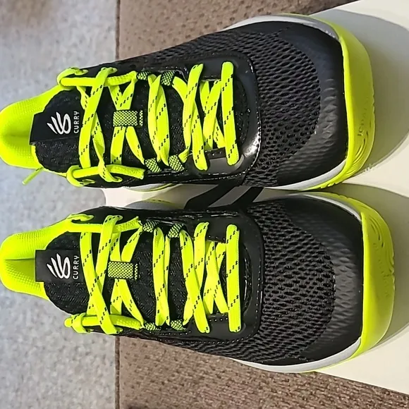 UNDER ARMOUR UNISEX FLORESCENT GREEN AND BLACK ATHLETIC SHOES SIZE 7Y