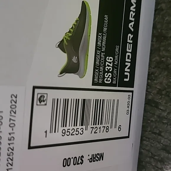 UNDER ARMOUR UNISEX FLORESCENT GREEN AND BLACK ATHLETIC SHOES SIZE 7Y