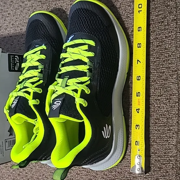 UNDER ARMOUR UNISEX FLORESCENT GREEN AND BLACK ATHLETIC SHOES SIZE 7Y