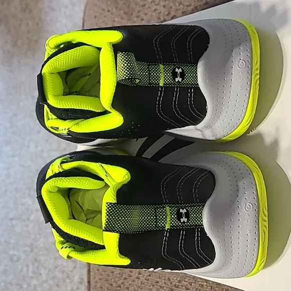UNDER ARMOUR UNISEX FLORESCENT GREEN AND BLACK ATHLETIC SHOES SIZE 7Y