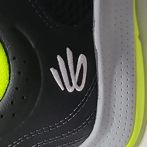 UNDER ARMOUR UNISEX FLORESCENT GREEN AND BLACK ATHLETIC SHOES SIZE 7Y