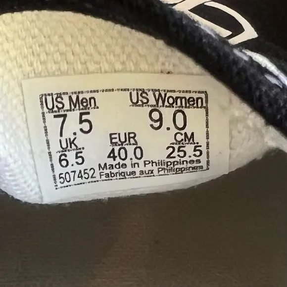 Vans Classic Slip On Circle V Unisex Shoe Size 9 or 7.5 SKU#243040