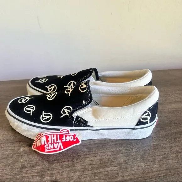 Vans Classic Slip On Circle V Unisex Shoe Size 9 or 7.5 SKU#243040