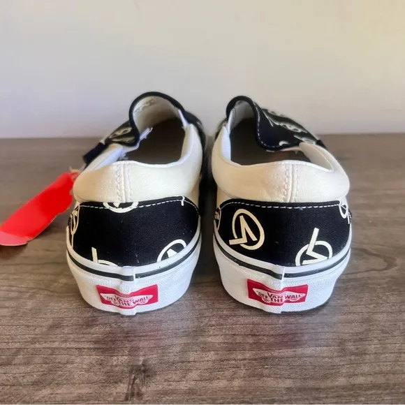 Vans Classic Slip On Circle V Unisex Shoe Size 9 or 7.5 SKU#243040