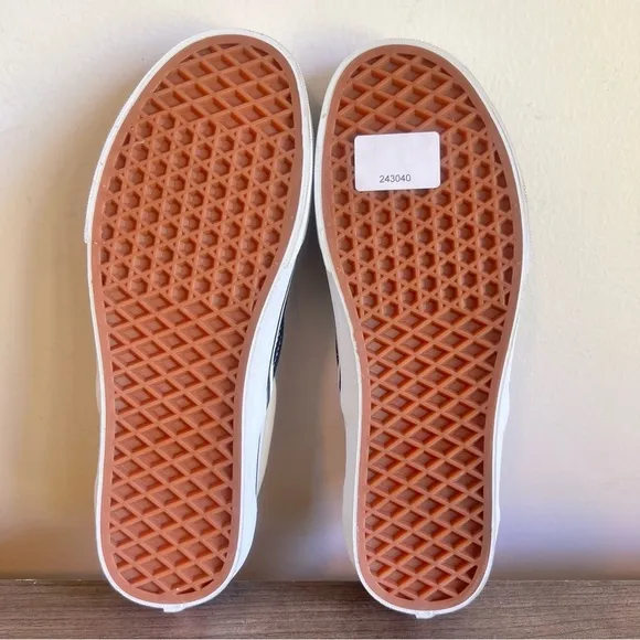 Vans Classic Slip On Circle V Unisex Shoe Size 9 or 7.5 SKU#243040