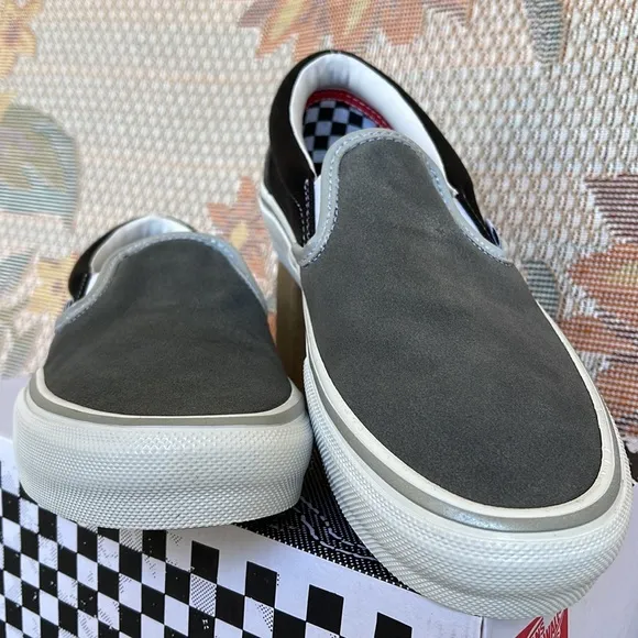 Vans Men’s Skate Slip-OnReflective Black/GreyVN0A5FCAN42Sneakers