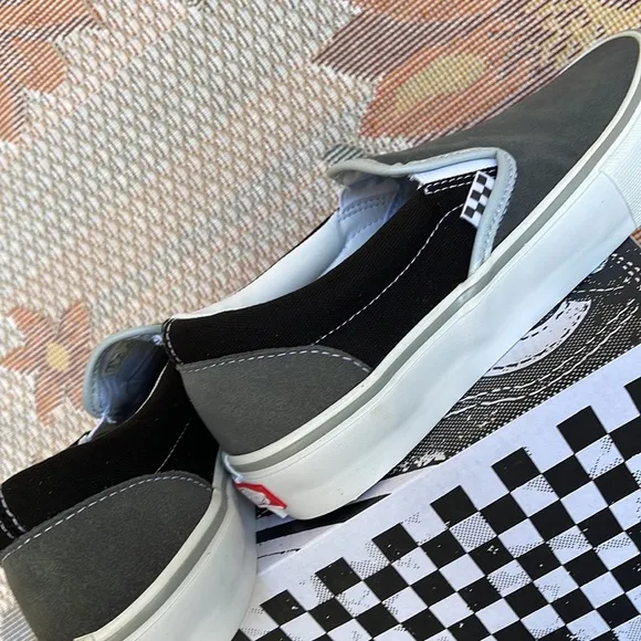 Vans Men’s Skate Slip-OnReflective Black/GreyVN0A5FCAN42Sneakers