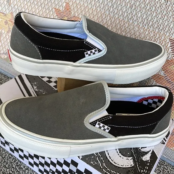 Vans Men’s Skate Slip-OnReflective Black/GreyVN0A5FCAN42Sneakers