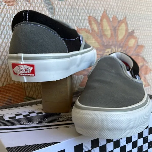Vans Men’s Skate Slip-OnReflective Black/GreyVN0A5FCAN42Sneakers