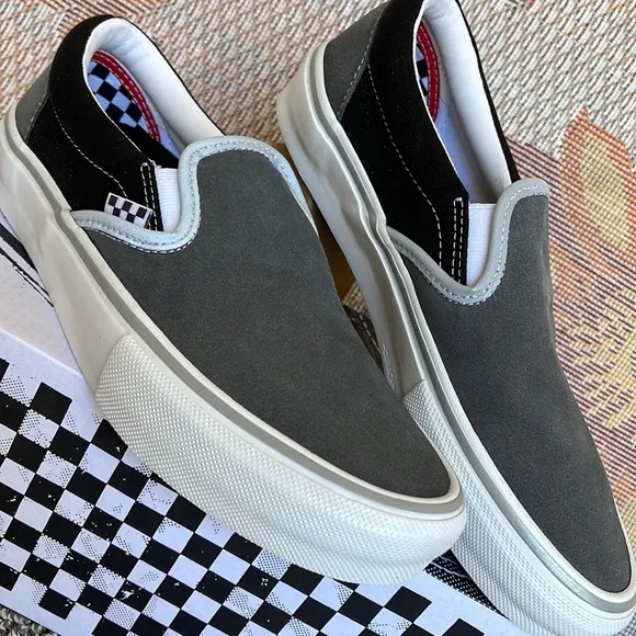 Vans Men’s Skate Slip-OnReflective Black/GreyVN0A5FCAN42Sneakers