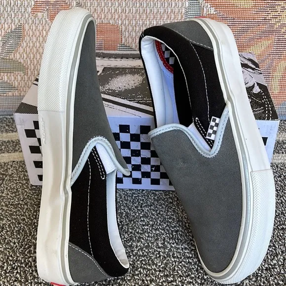 Vans Men’s Skate Slip-OnReflective Black/GreyVN0A5FCAN42Sneakers