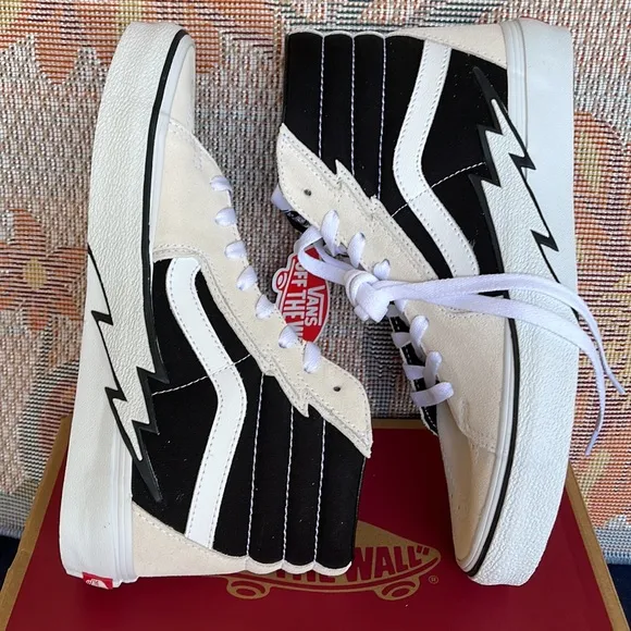 Vans Sk8-Hi BoltAntique White/BlackVNOA5JIVZHJWMNS sneakers