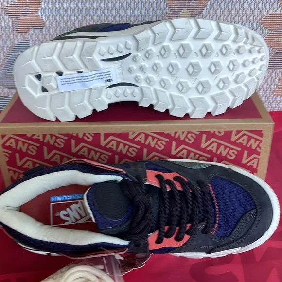 Vans WMNS Amzn TrailheadGeo 2 Dress Blues/MarshmaVN0A7T02DTQSneakers