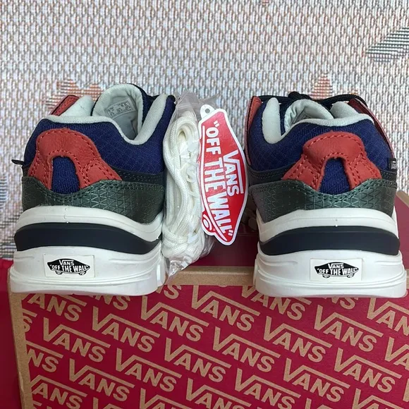Vans WMNS Amzn TrailheadGeo 2 Dress Blues/MarshmaVN0A7T02DTQSneakers
