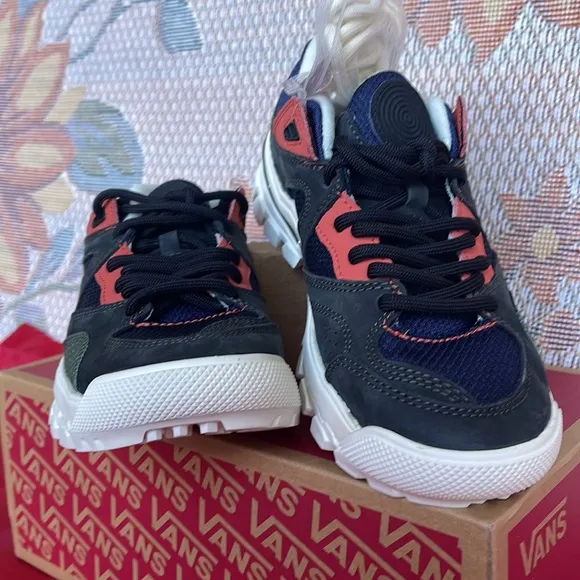 Vans WMNS Amzn TrailheadGeo 2 Dress Blues/MarshmaVN0A7T02DTQSneakers