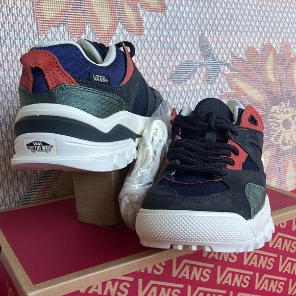Vans WMNS Amzn TrailheadGeo 2 Dress Blues/MarshmaVN0A7T02DTQSneakers