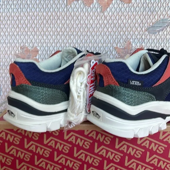 Vans WMNS Amzn TrailheadGeo 2 Dress Blues/MarshmaVN0A7T02DTQSneakers