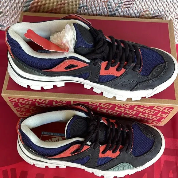 Vans WMNS Amzn TrailheadGeo 2 Dress Blues/MarshmaVN0A7T02DTQSneakers