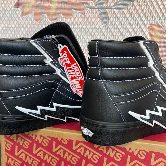 Vans WMNS Sk8-Hi Bolt Black/BlackVN0A5JIVBKA1Sneakers - athletic shoes
