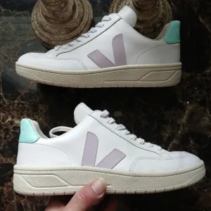 Veja V-12 Athletic/Comfort/Casual Leather Shoes Size 8 USA/39 EU for Women