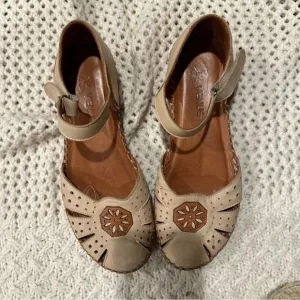 VENUS SANDALS WOMENS SIZE 41/9USA TAN COLOR LEATHER