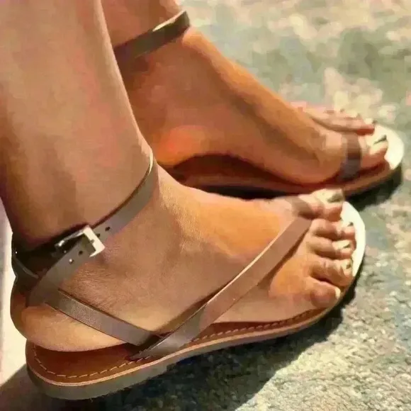 Vero Cuoio sandals size 39 (8.5) never worn lather color brown