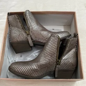 Very G boots taupe snake print ankle bootiess, new with box sz 8