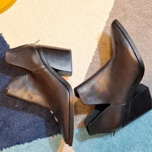 Vince Camuto Gigetta black ankle boots size 10
