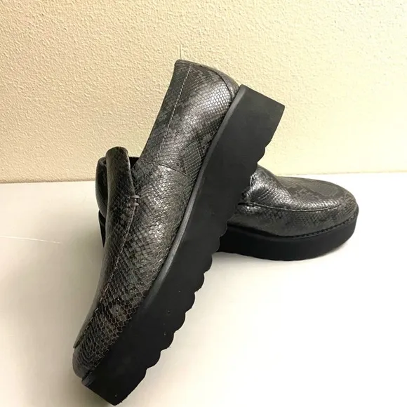 Vince loafers women's gorgeous shoes genuine leather.Size 8.5 M