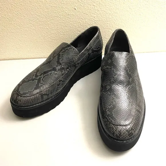 Vince loafers women's gorgeous shoes genuine leather.Size 8.5 M