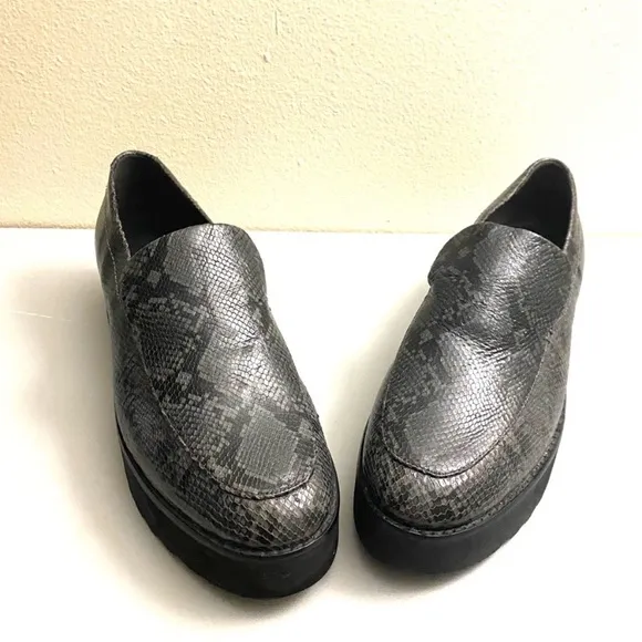 Vince loafers women's gorgeous shoes genuine leather.Size 8.5 M
