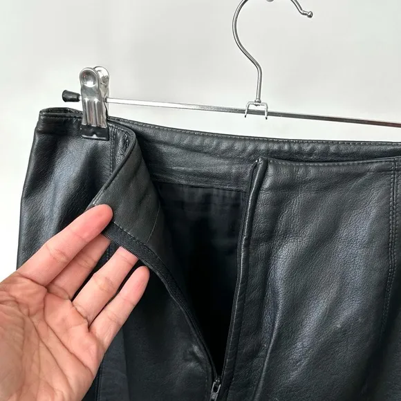 VINTAGE 90S BLACK GENUINE LEATHER MINI SKIRT SIZE-8, fits smaller 26&quot;~excellent!