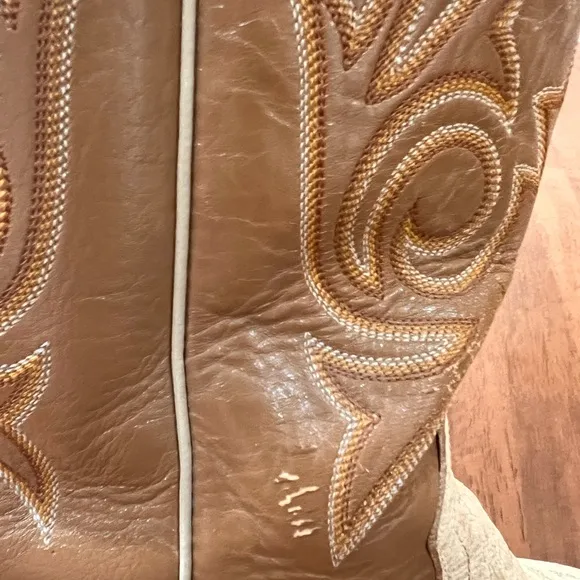 Vintage Justin Boots Cream/Tan Rare.  Round Toe Cowboy Boots women Size 6B