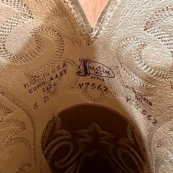 Vintage Justin Boots Cream/Tan Rare.  Round Toe Cowboy Boots women Size 6B