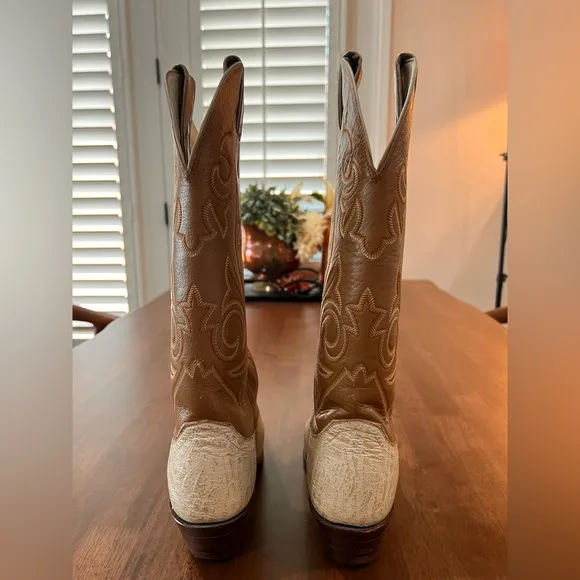 Vintage Justin Boots Cream/Tan Rare.  Round Toe Cowboy Boots women Size 6B