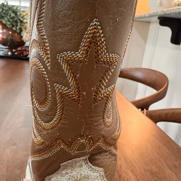 Vintage Justin Boots Cream/Tan Rare.  Round Toe Cowboy Boots women Size 6B