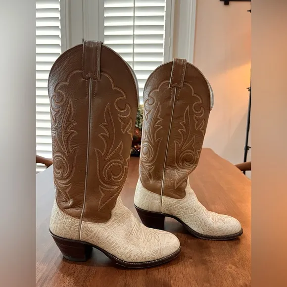 Vintage Justin Boots Cream/Tan Rare.  Round Toe Cowboy Boots women Size 6B