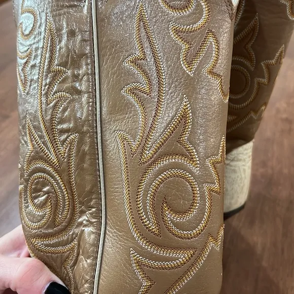 Vintage Justin Boots Cream/Tan Rare.  Round Toe Cowboy Boots women Size 6B