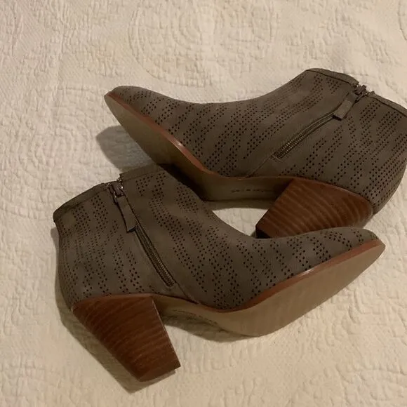 Violet &amp; Red ankle booties. 8