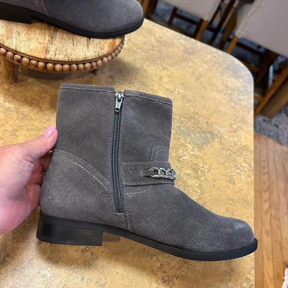 Vionic Gray Suede Crescent Chain, Buckle Orthotic Boots