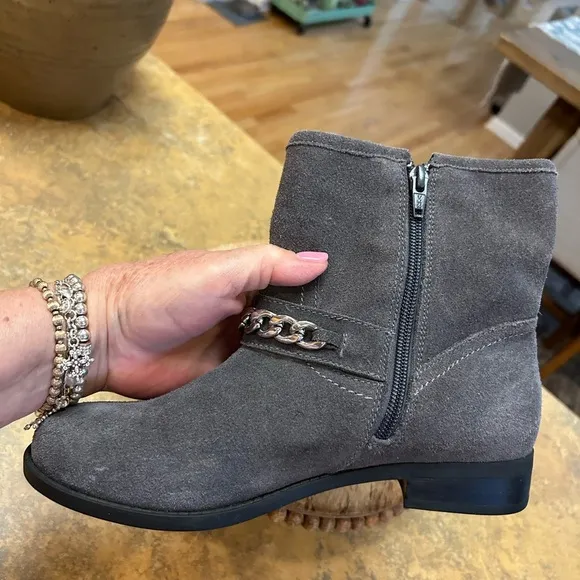Vionic Gray Suede Crescent Chain, Buckle Orthotic Boots
