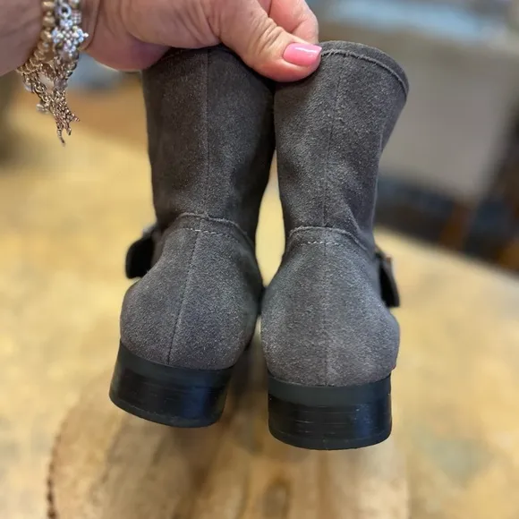Vionic Gray Suede Crescent Chain, Buckle Orthotic Boots