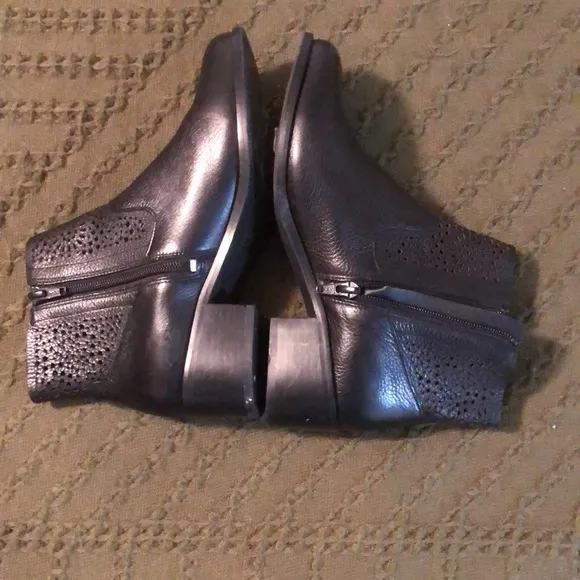 Vionic Leather Lasercut Boots, Size 7