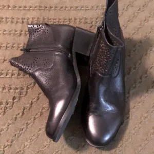 Vionic Leather Lasercut Boots, Size 7