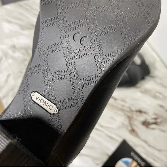 Vionic Women's Upright Rory Bootie size 8.5 Black