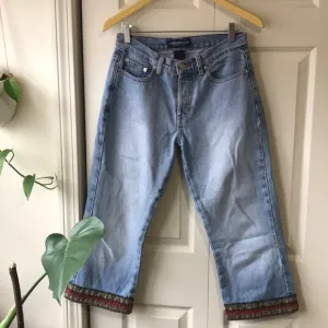 VTG 90s crop jeans with fabric embellishments