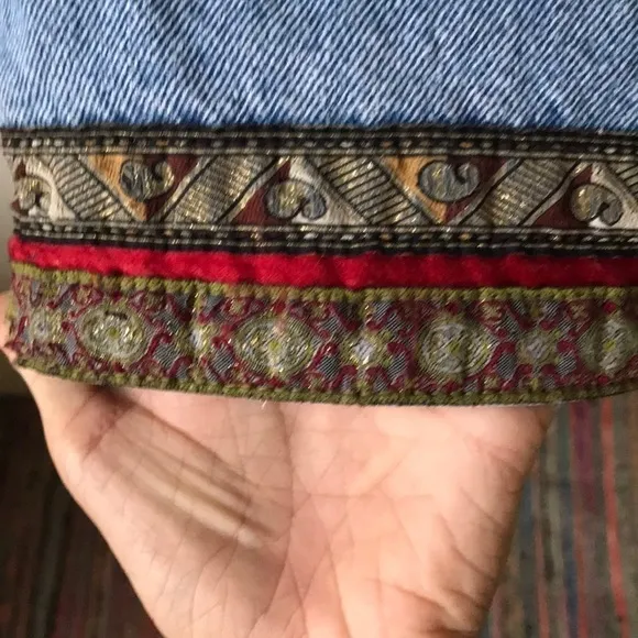 VTG 90s crop jeans with fabric embellishments